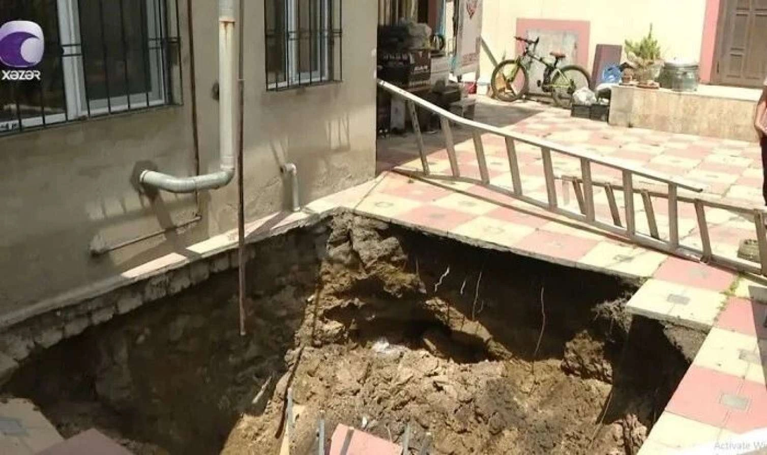 Bakıda evin mətbəxi kollektora düşdü