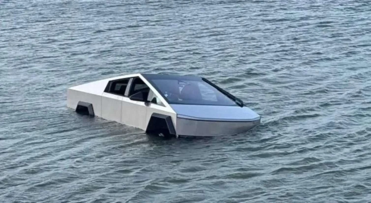“Tesla Cybertruck” göldə üzür deyirdilər, amma batdı