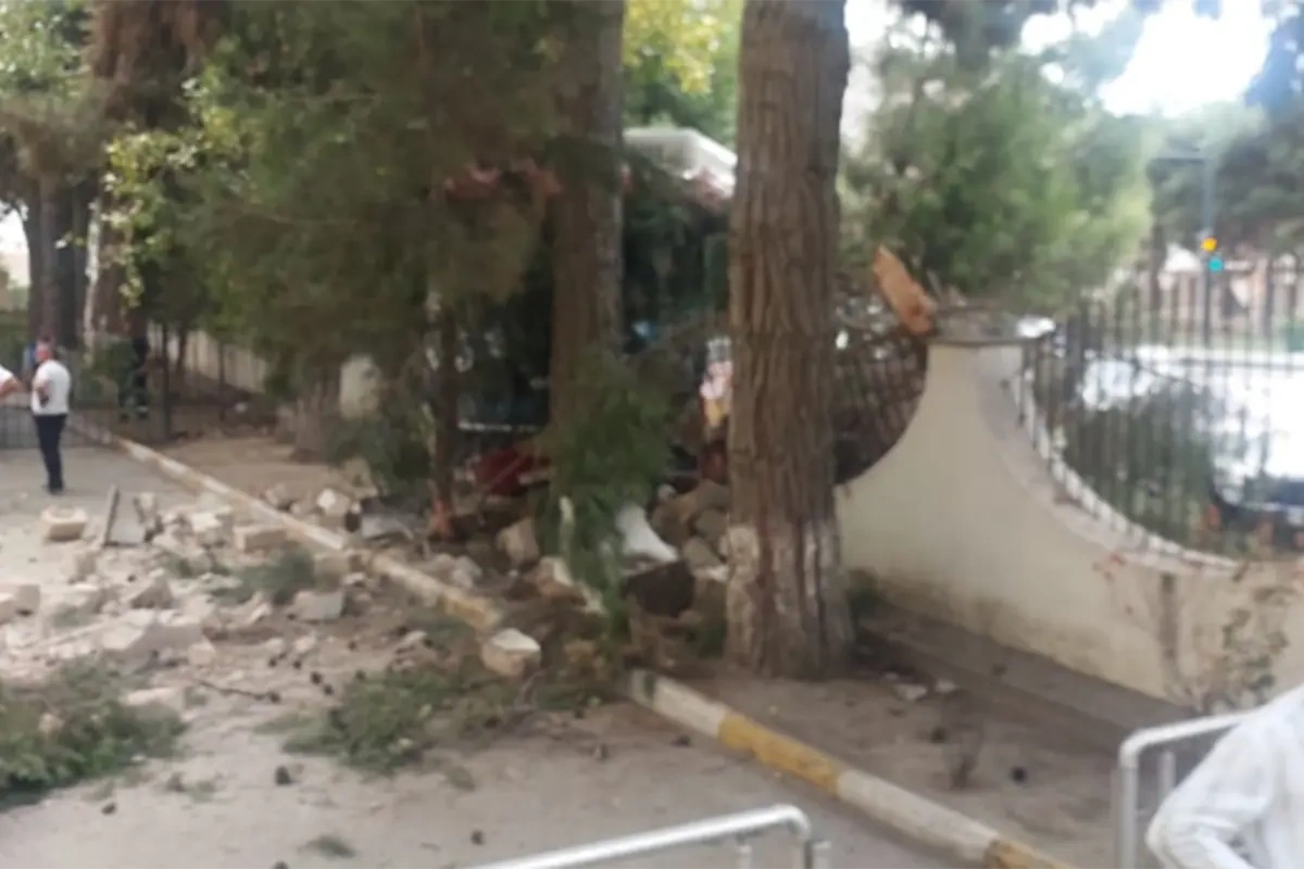 Bakıda marşrut avtobusu 3 maşını əzib hasara çırpıldı - Foto