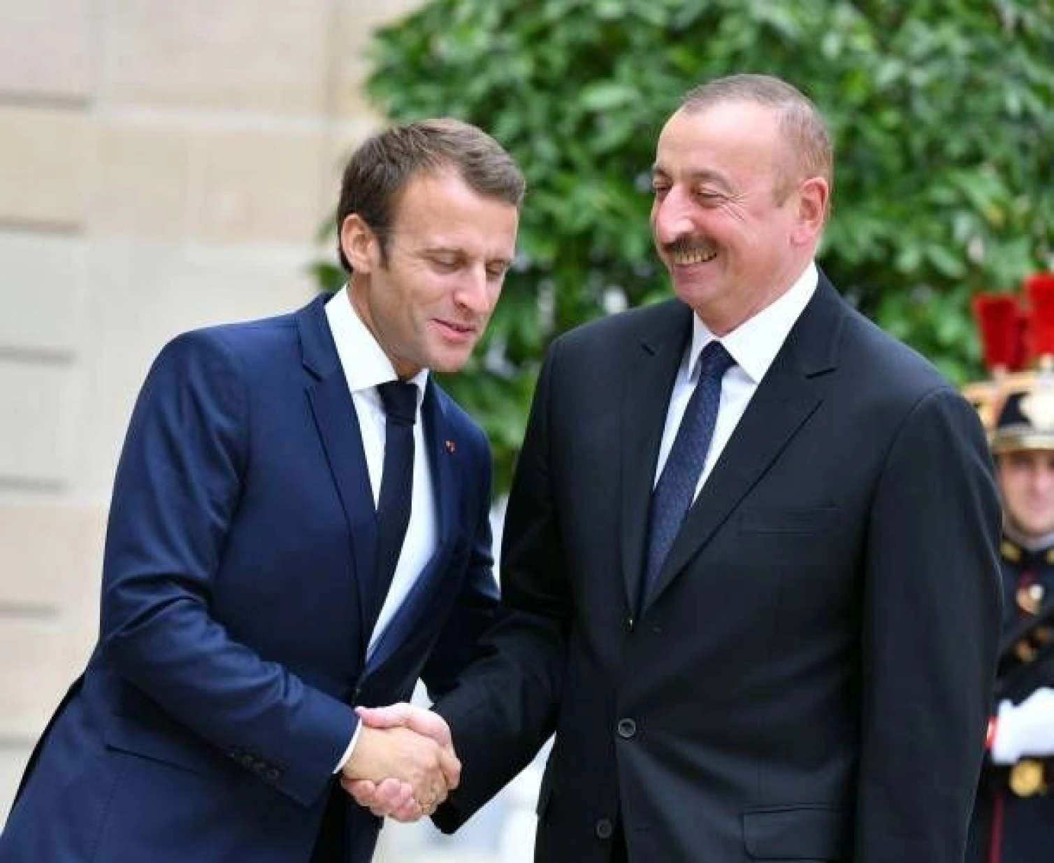 İlham Əliyev Emmanuel Makronu təbrik etdi