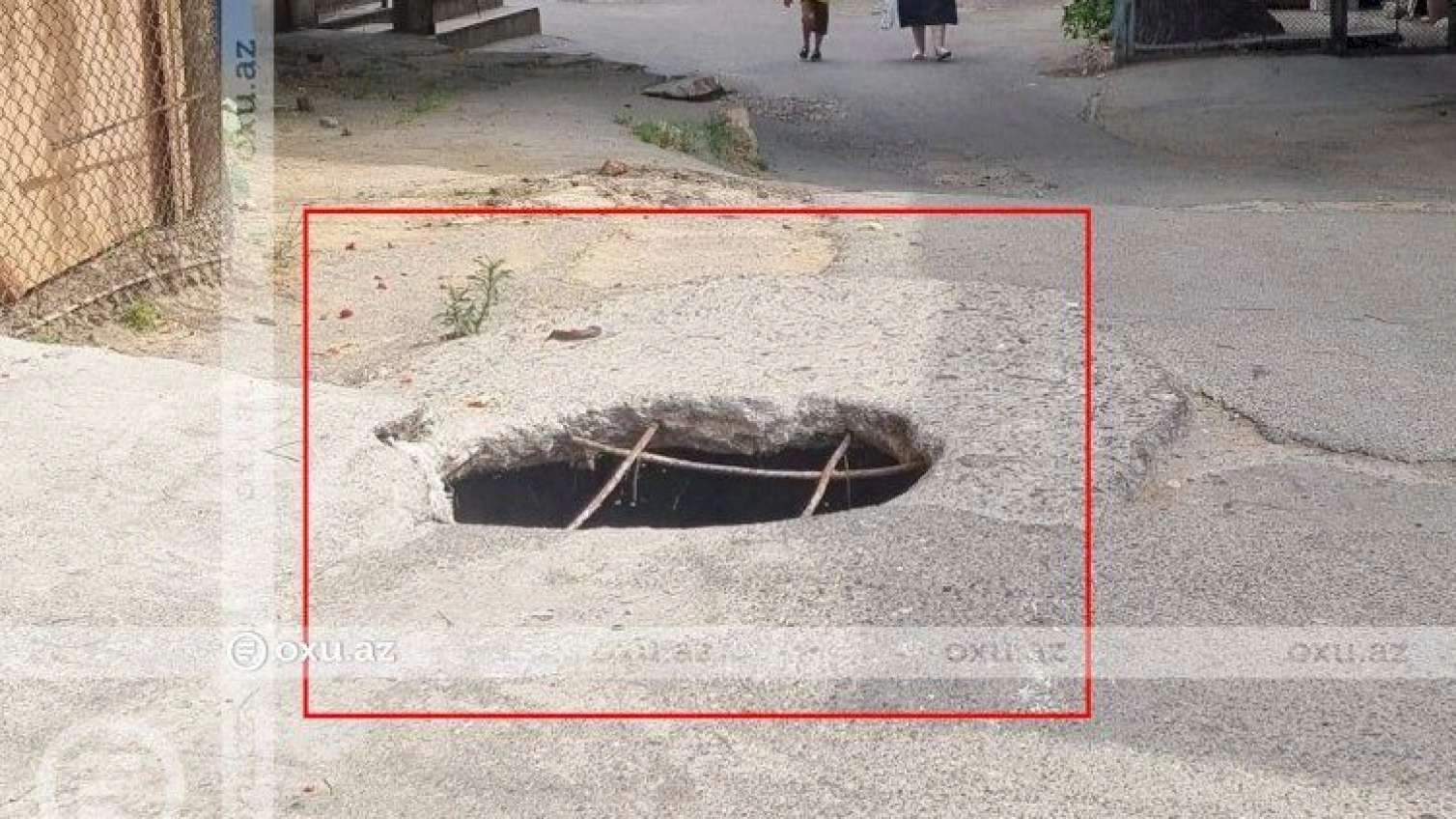 Yaşayış məntəqəsində təhlükəli vəziyyət: Yolun ortasında dərin çuxur var