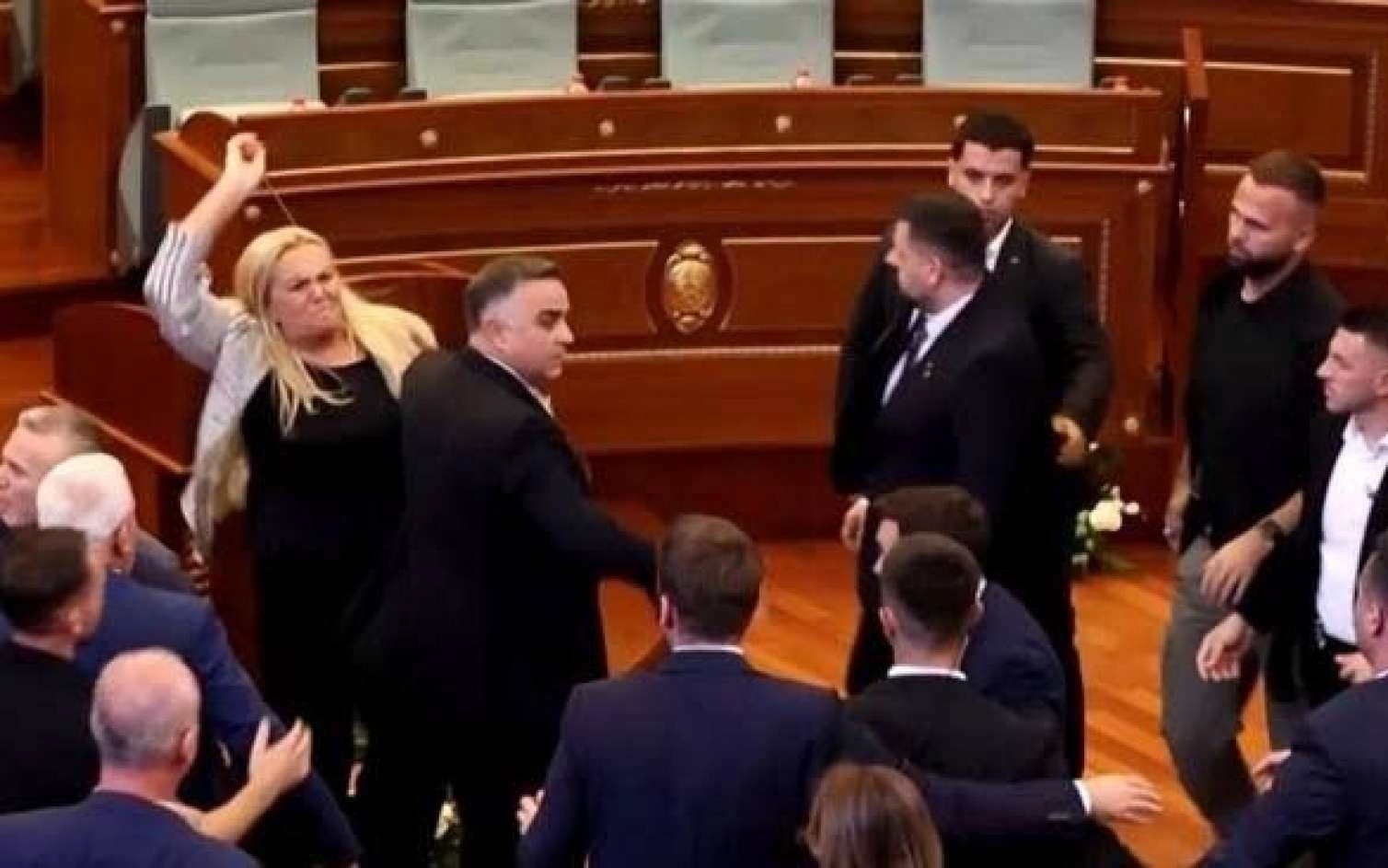 Qadın deputat Baş nazirə yumurta atdı