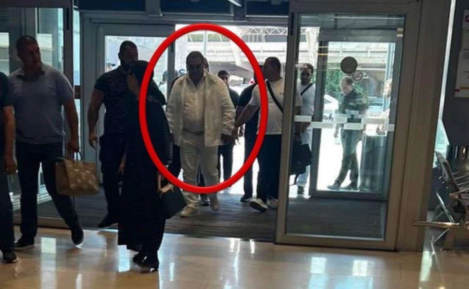 Ermənistandan qaçaqaç başladı: Müxalif milyarder hava limanında tutuldu