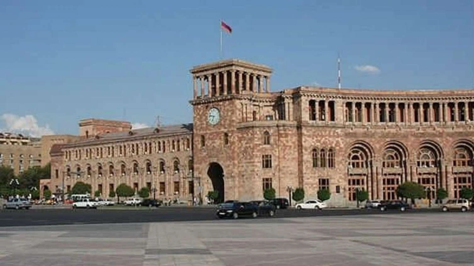 Ermənistanda Paşinyanın rəqibinə məxsus müəssisə dövlətin idarəçiliyinə verildi