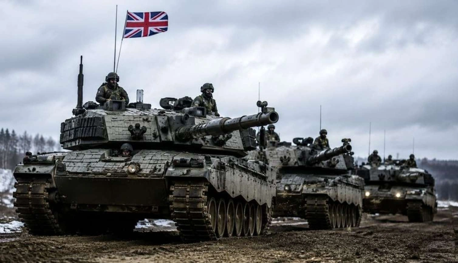 NATO Rusiyanın qapısında: Britaniya tankları sərhəddə