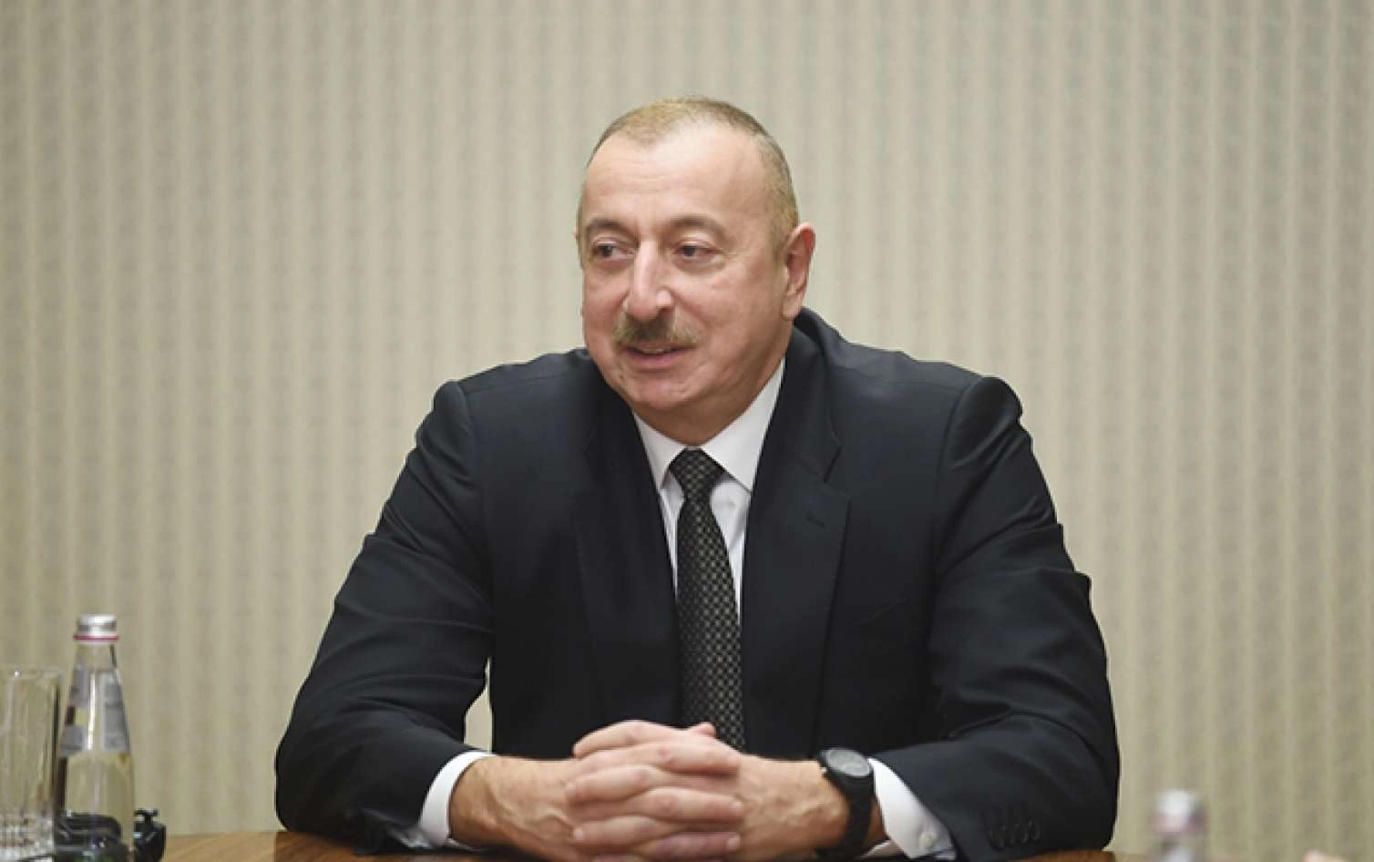 İlham Əliyev Daşkənddə Müstəqillik abidəsini ziyarət etdi