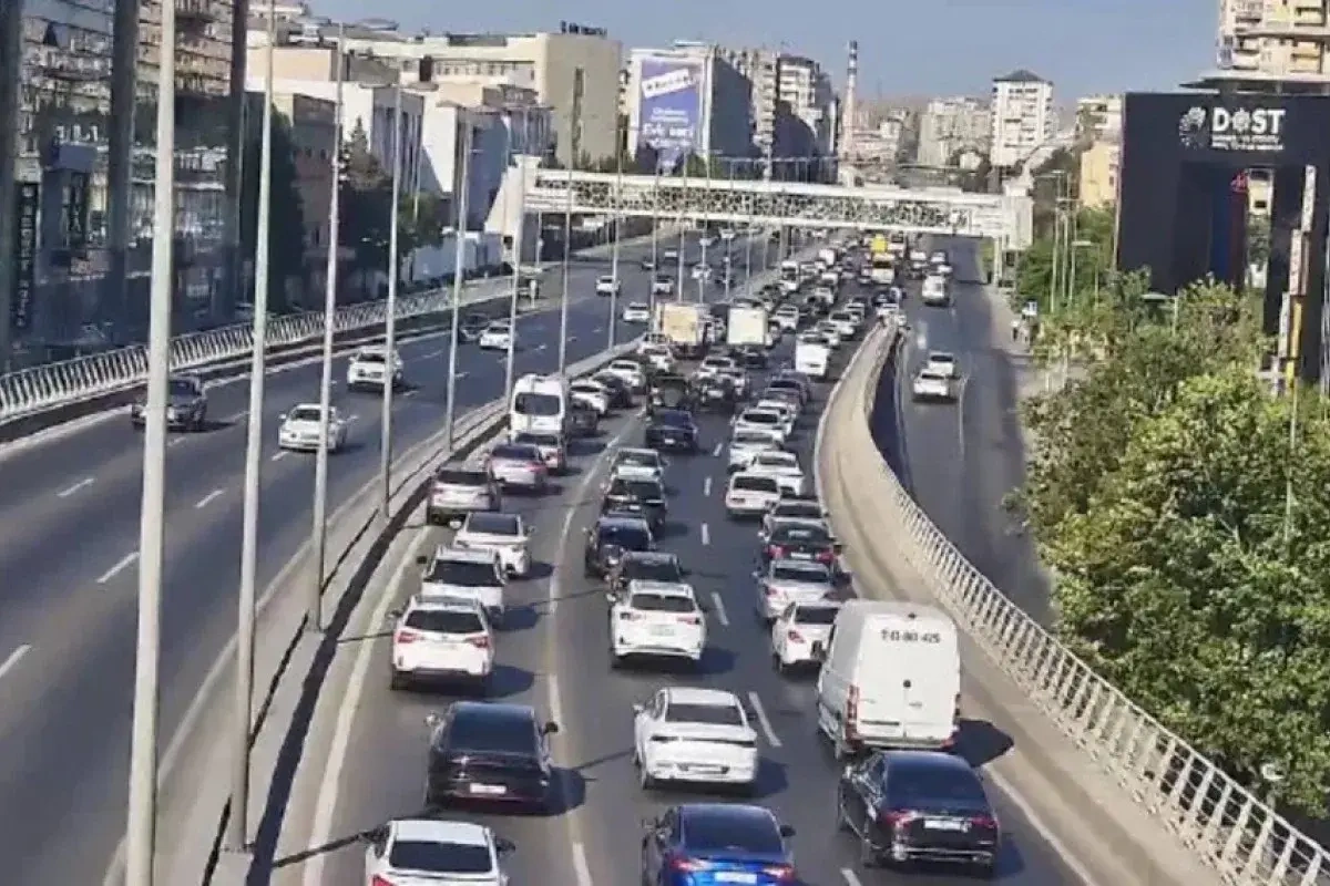 İki istiqamətdə tıxac var