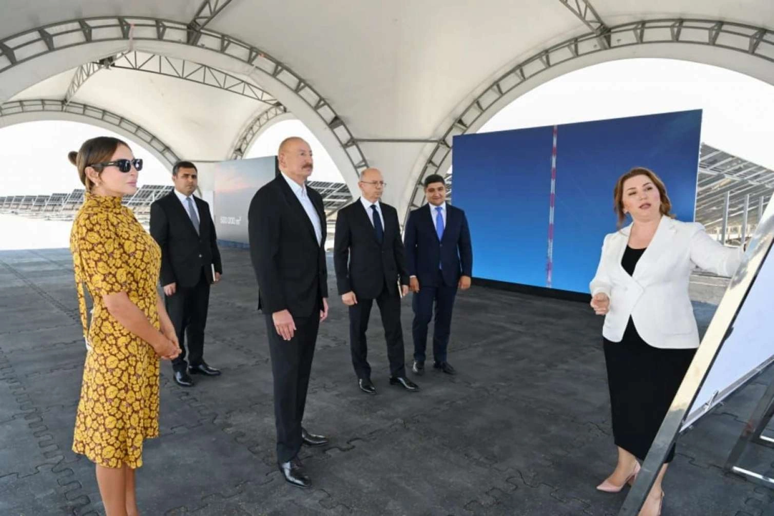 Prezident “Şəms 1” və “Qərbi Üfüq” stansiyalarında görülən işlərlə tanış oldu -