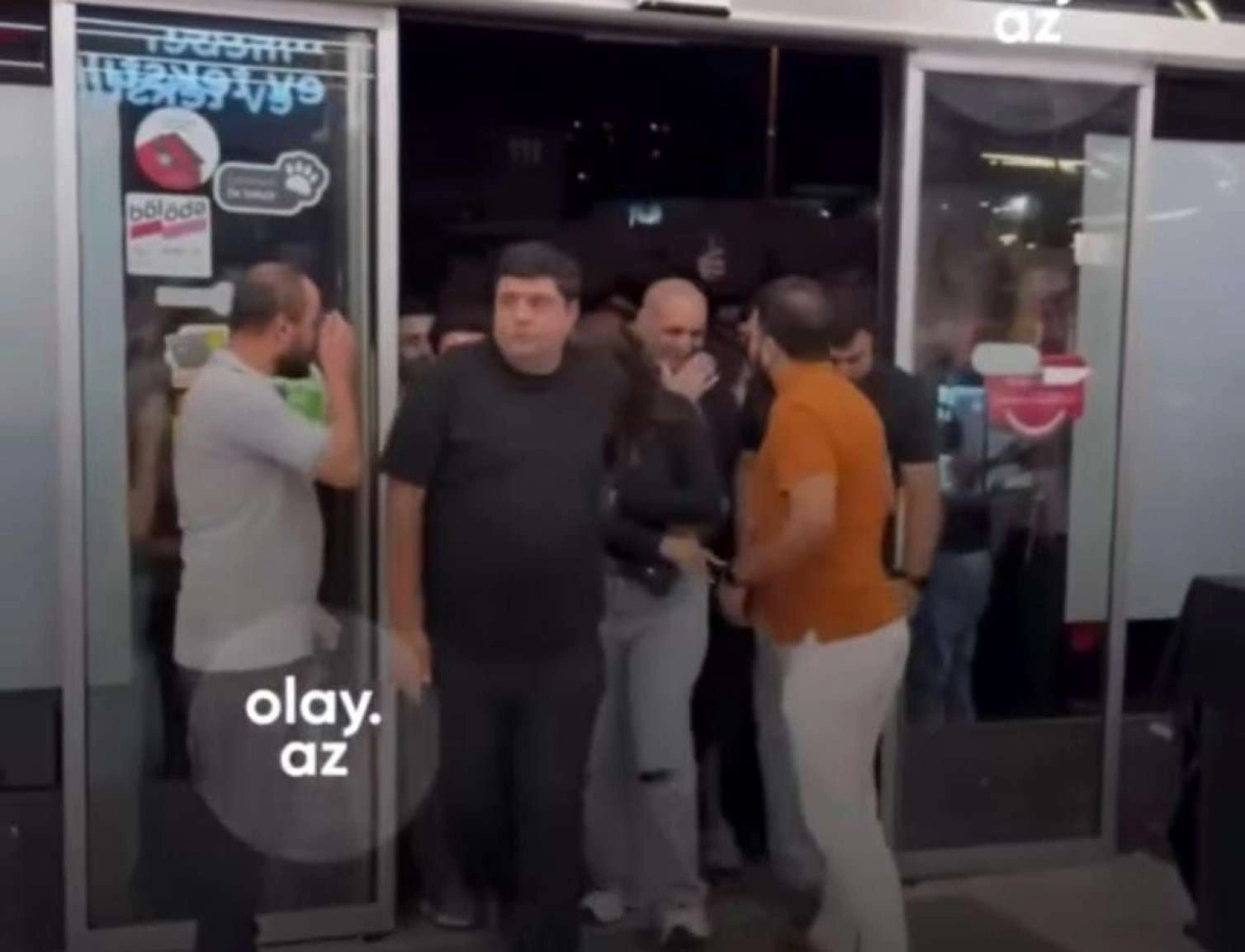 "Daxili boşluq və yalançı xoşbəxtlik": Gecəyarısı niyə “İphone18” növbəsinə durasan ki?..