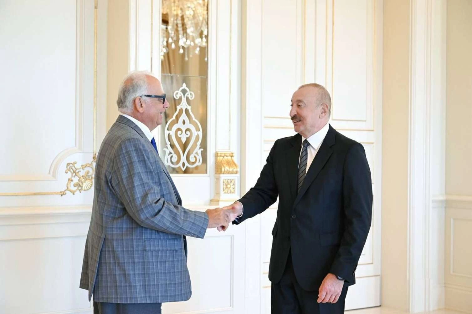 İlham Əliyev Dünya Güləş Birliyinin prezidentini qəbul etdi