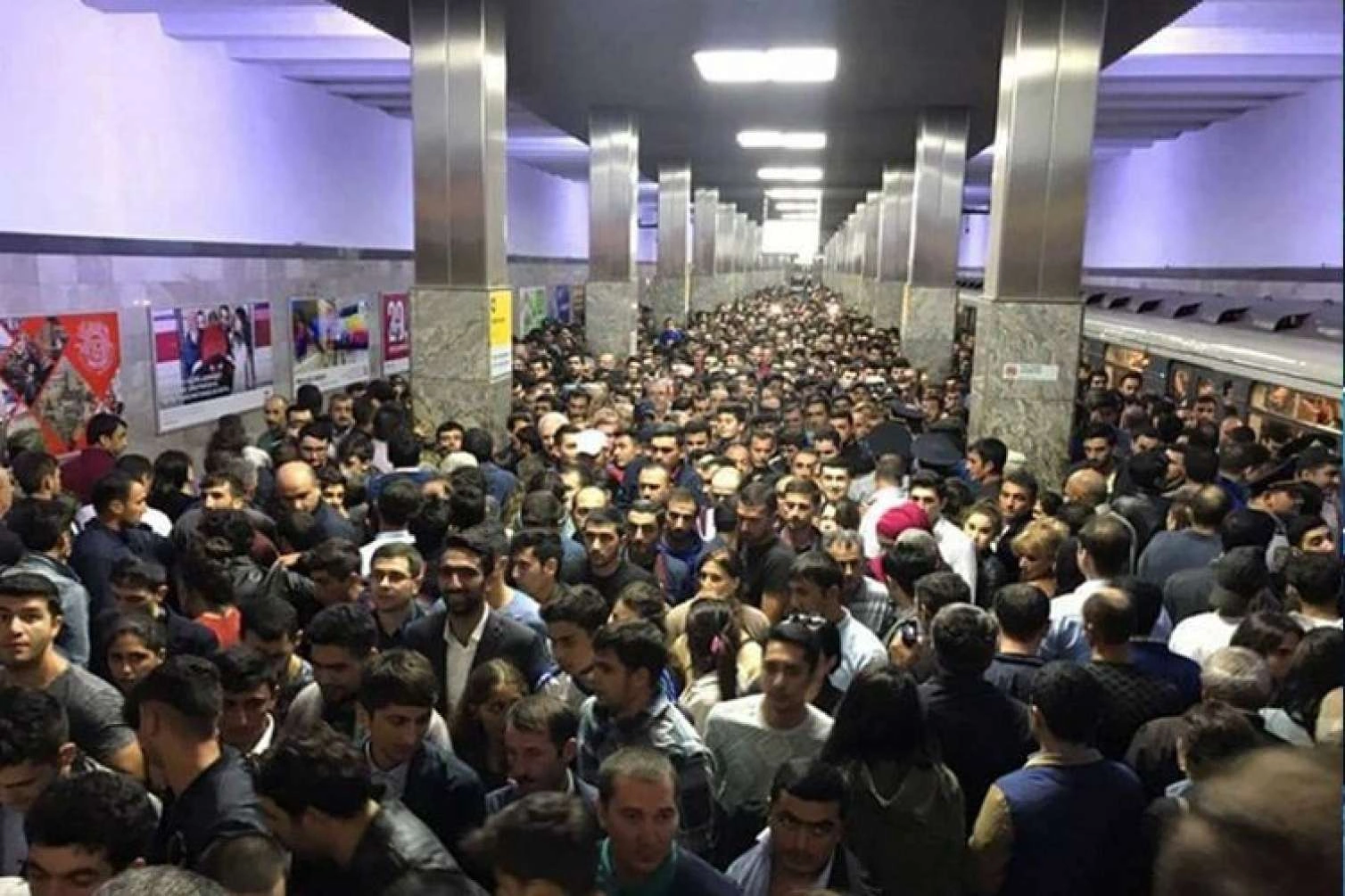 Metroda hərəkət dayandı: Yüzlərlə sərnişin qatarlarda qaldı