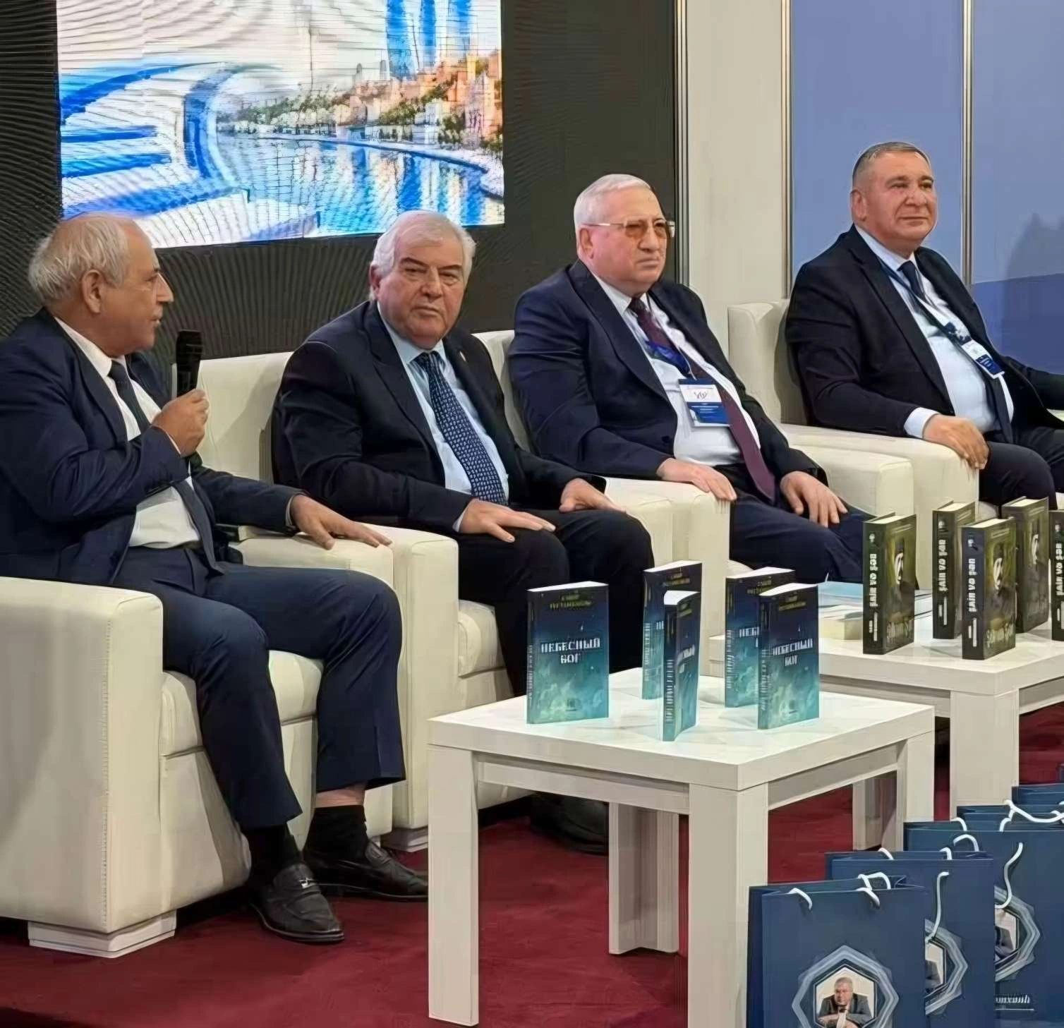 Xalq şairinin “Azərbaycan adından…” kitabının imza günü keçirildi