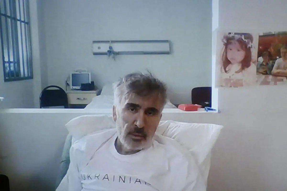 Həbsxanada olan Saakaşvili imicini dəyişdi - Foto