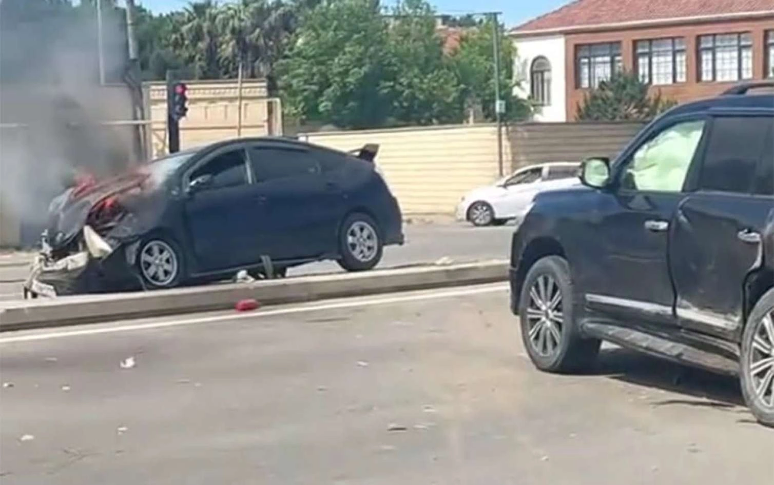 “Land Cruiser”lə toqquşan “Prius” alovlandı