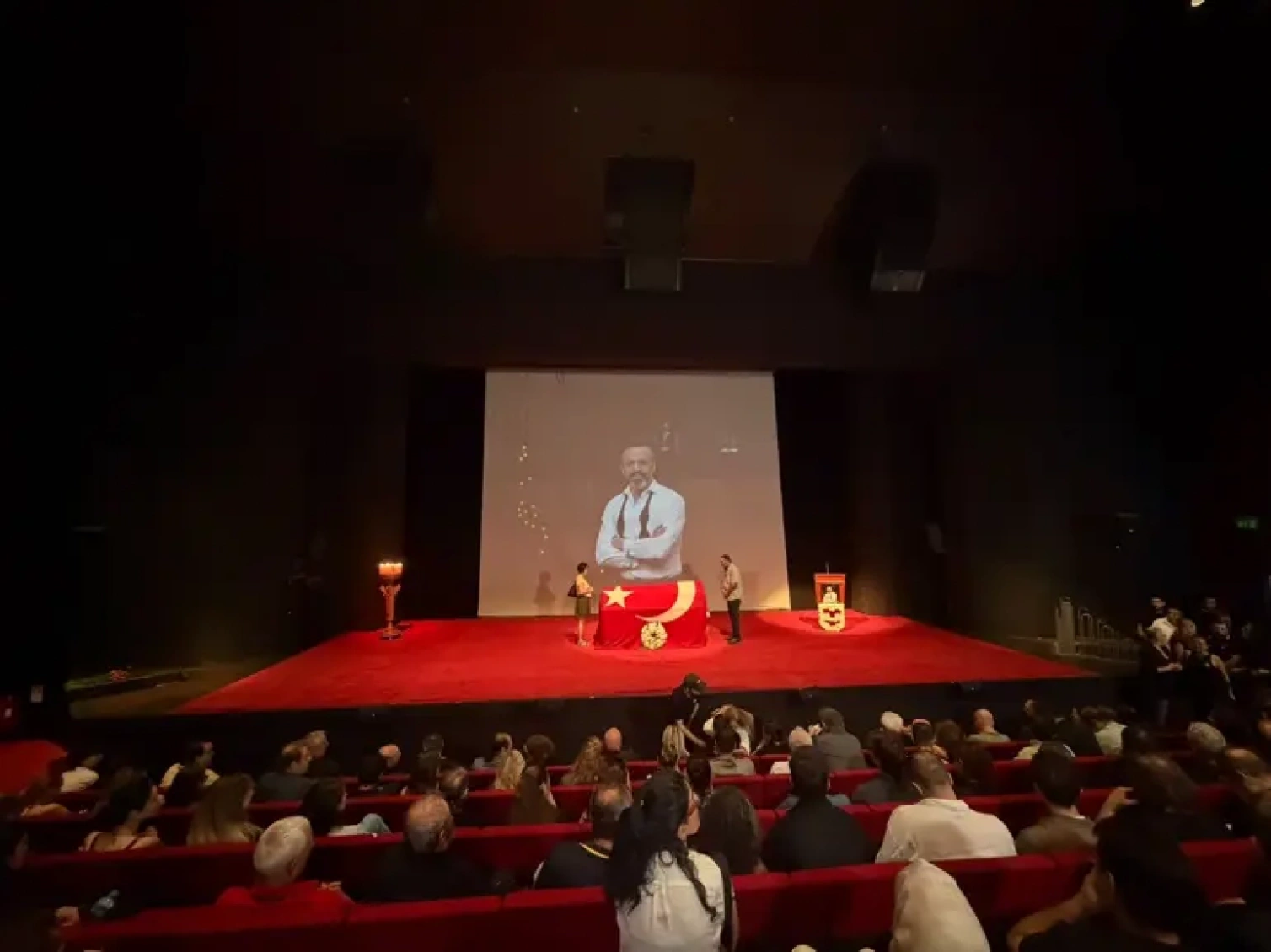 Evində ölü tapılan məşhur aktyorla vida mərasimi keçilir -