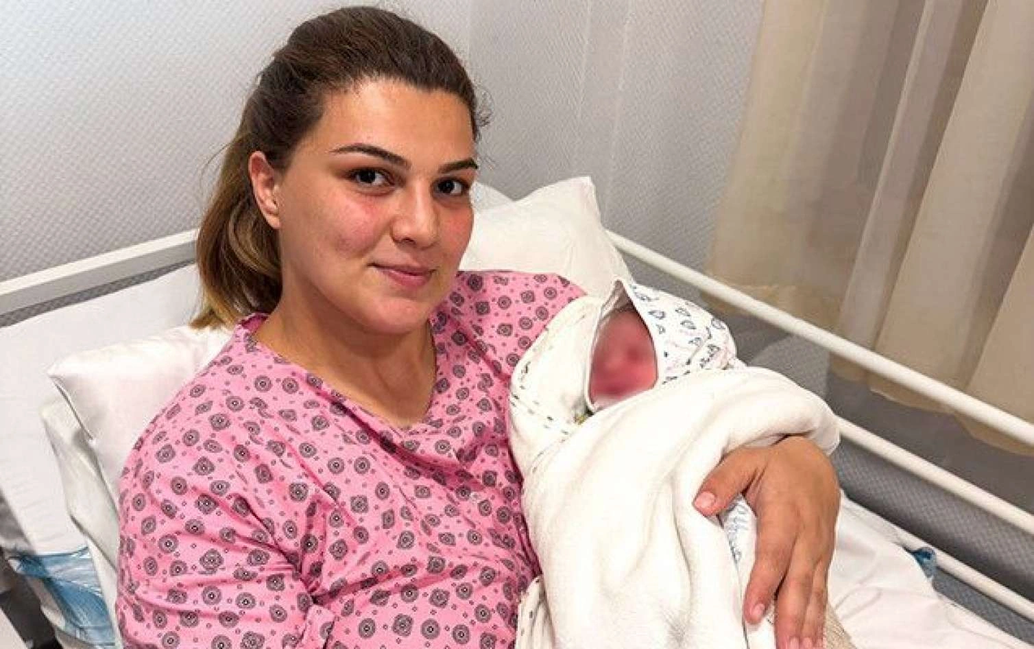 Hamilə qadın təcili yardım maşınında doğuş etdi