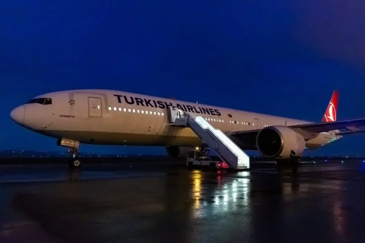 Türkiyədə təyyarə radar dirəyinə çırpıldı, yüzlərlə sərnişin təxliyə edildi