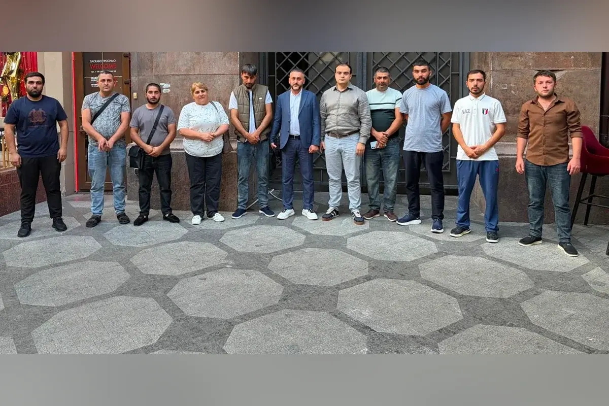 Vurulan gəmidən xilas edilən azərbaycanlılar Vətənə yola salındı