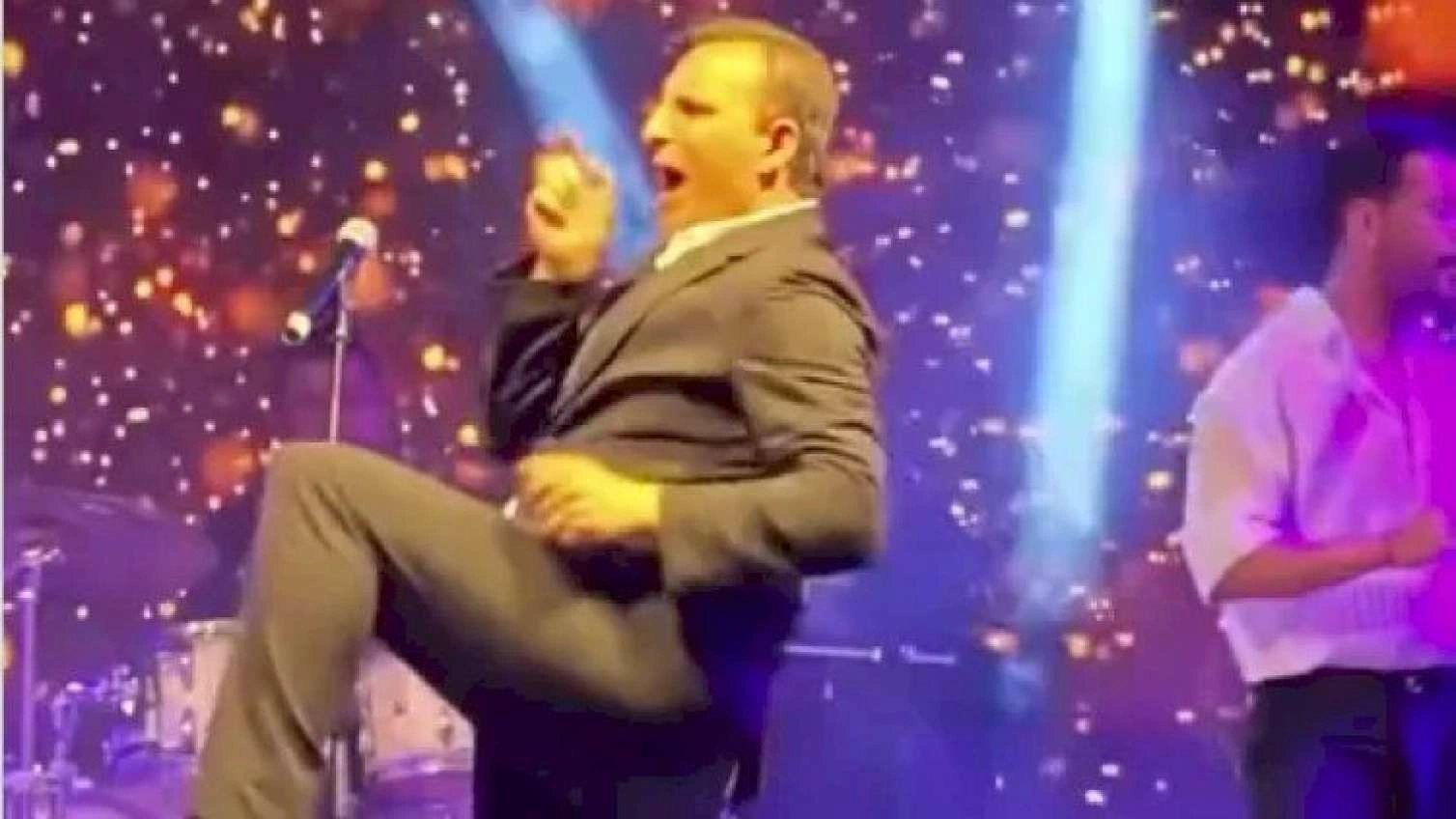 Məşhur müğənni rəqsi ilə gündəmdə