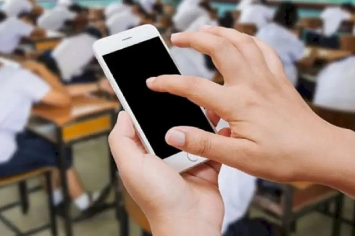 Şagird məktəbə telefon apara bilər? - Nazirdən açıqlama