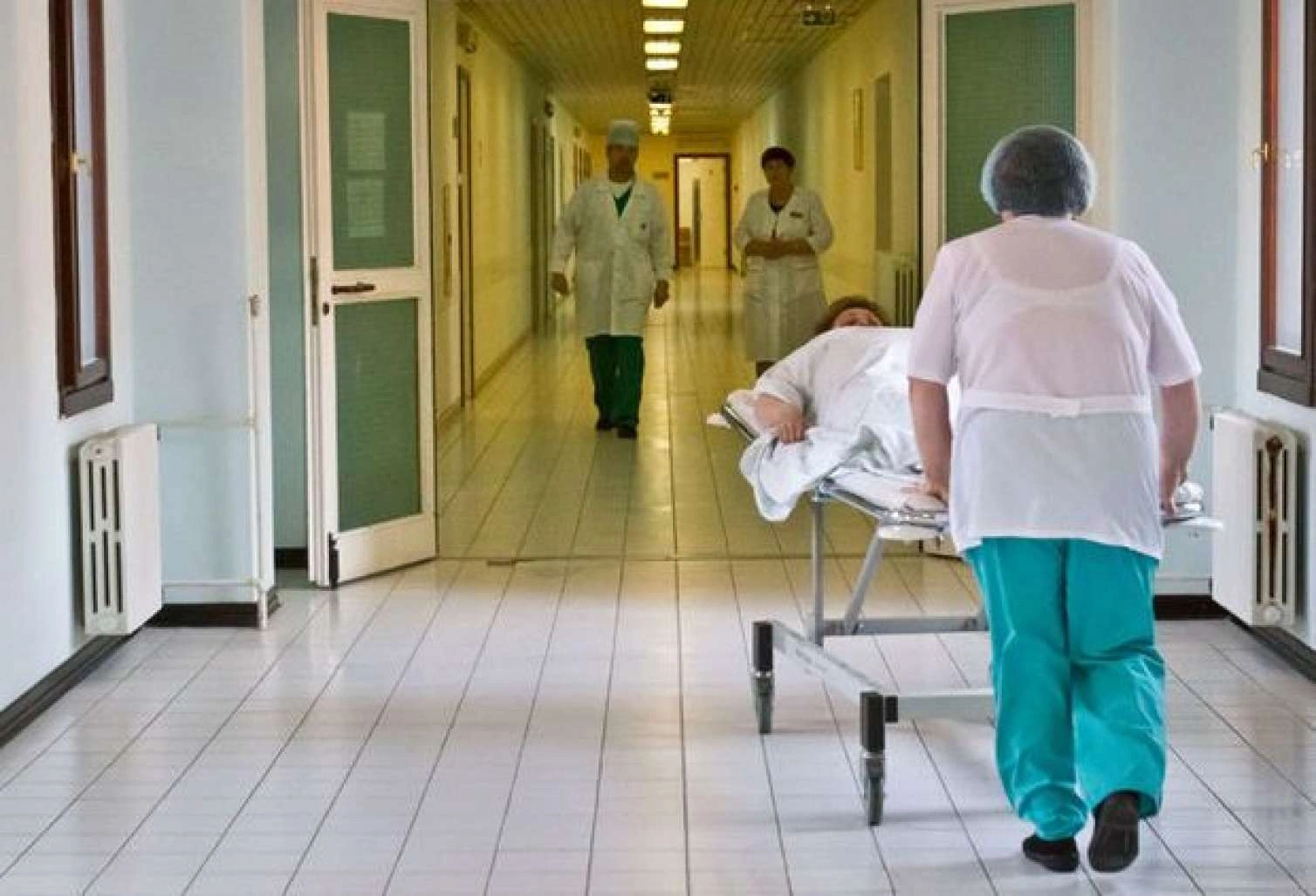 Yanğında özünü binadan atan uşaq xəsarət aldı