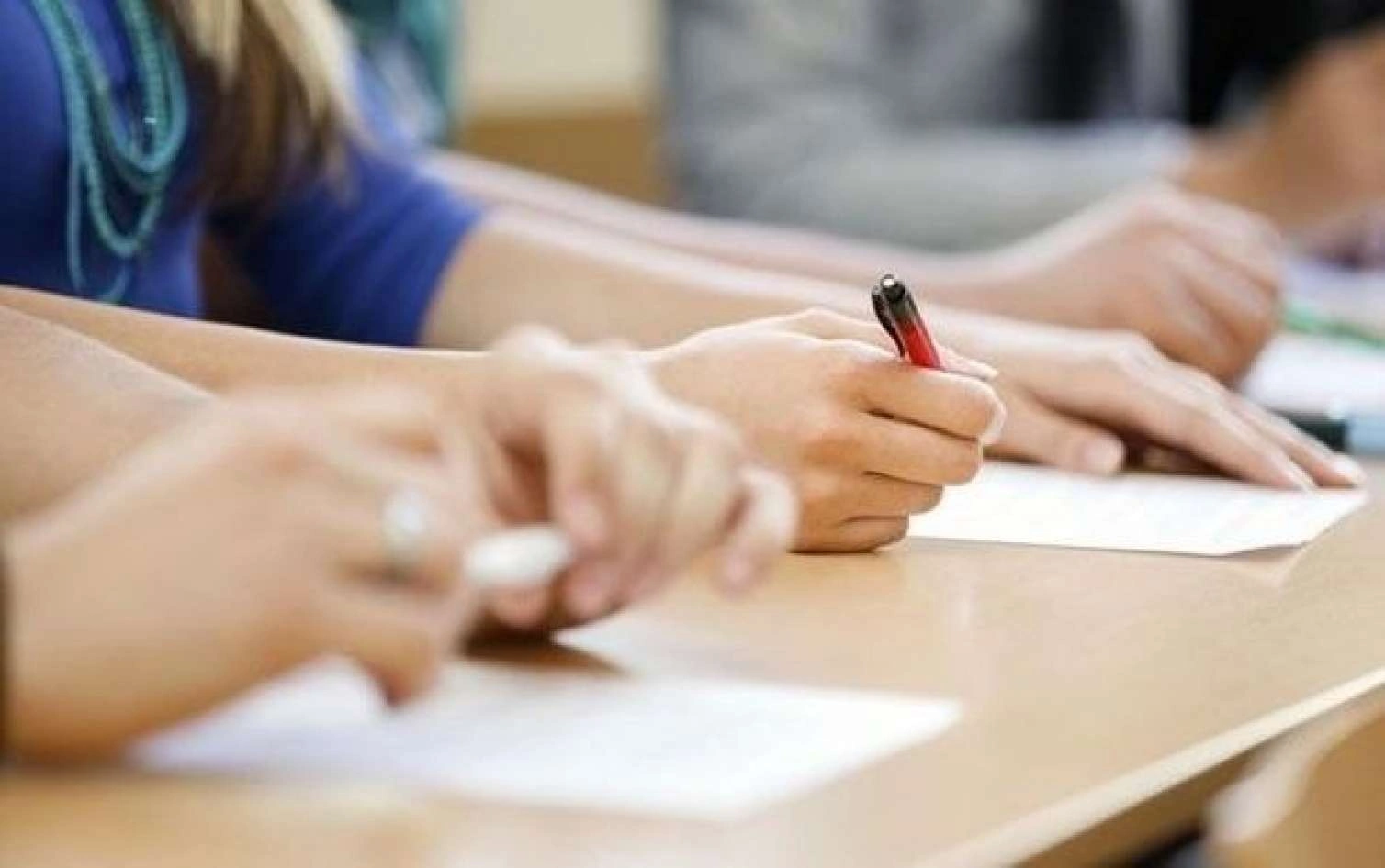 Başqasının yerinə imtahana daxil olmağa cəhd etdi...