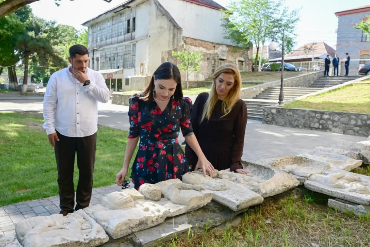 Leyla Əliyeva Məhəmməd Füzuli adına parkda görülən işlərlə tanış oldu