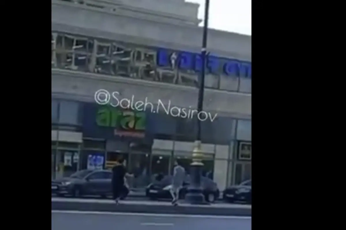 Bakıda azyaşlılardan təhlükəli hərəkət: Avtomobil yolunda... - Video