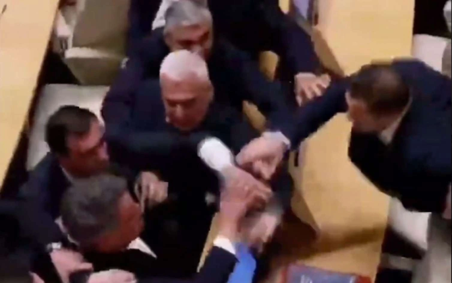Gürcüstan parlamentində iclas zamanı əlbəyaxa dava -