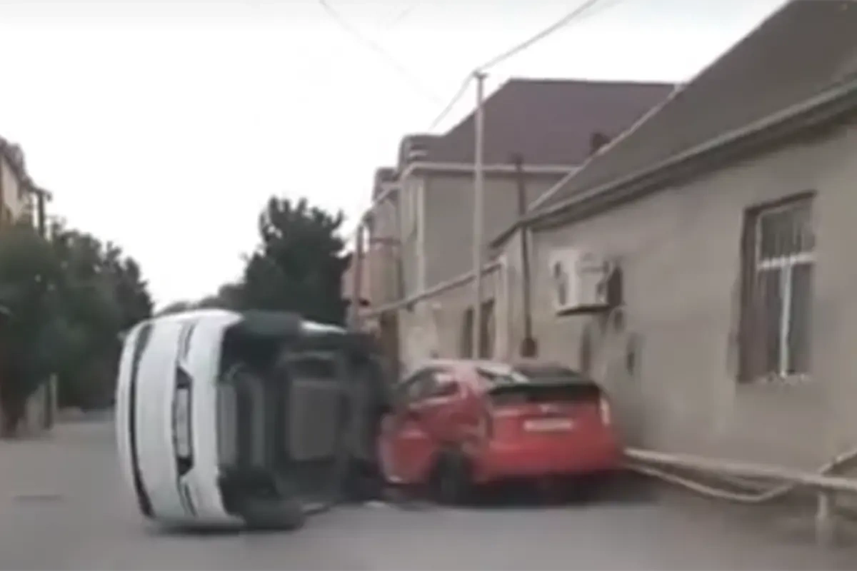 Bakıda “Prius”la toqquşan BYD aşdı – VİDEO