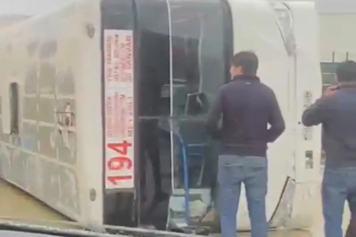 Bakıda 194 nömrəli avtobus aşdı: Xəsarət alanlar var - VİDEO