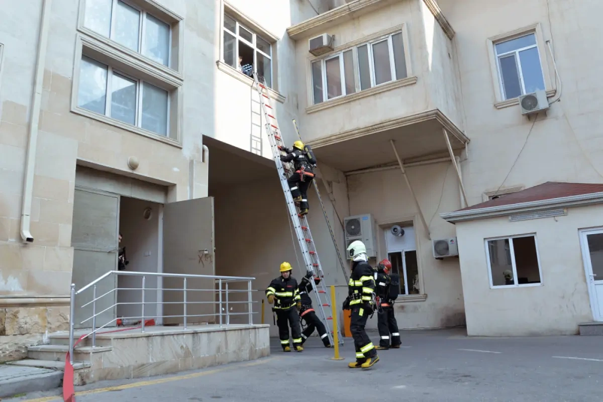 Bakıda mənzildə yanğın - 8 nəfər təxliyə edildi