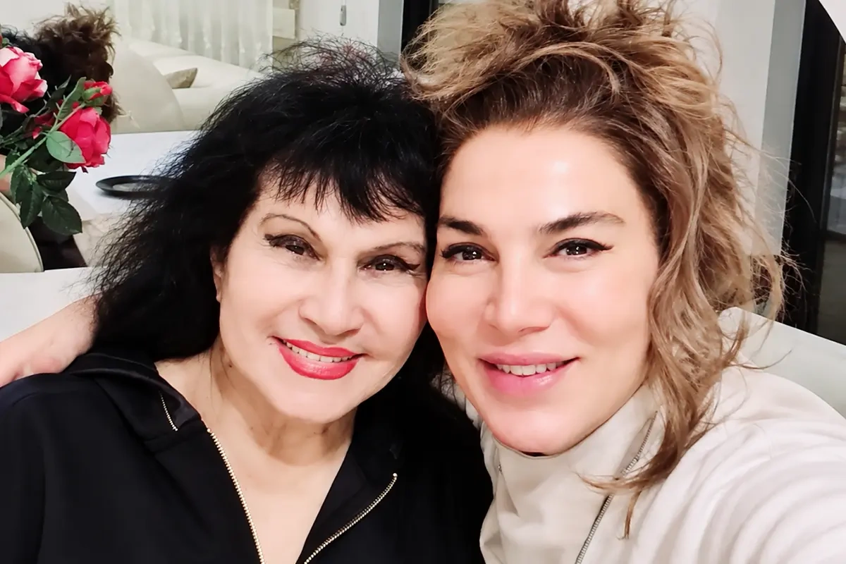 Sevil Nuriyeva Zeynəb Xanlarova ilə fotosunu paylaşdı
