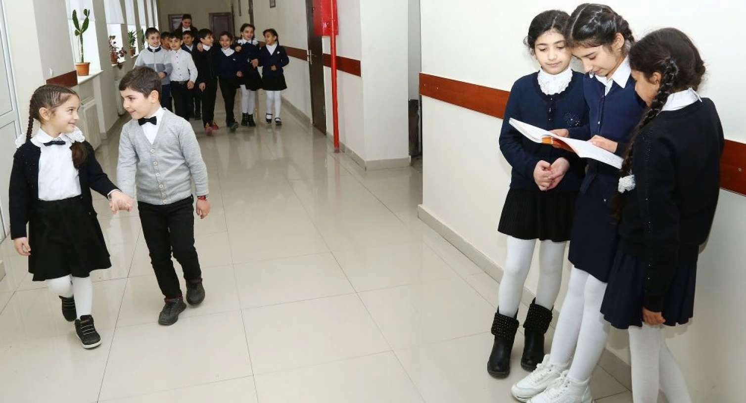 Qızların məktəbdə sırğa taxması qadağan edilir?