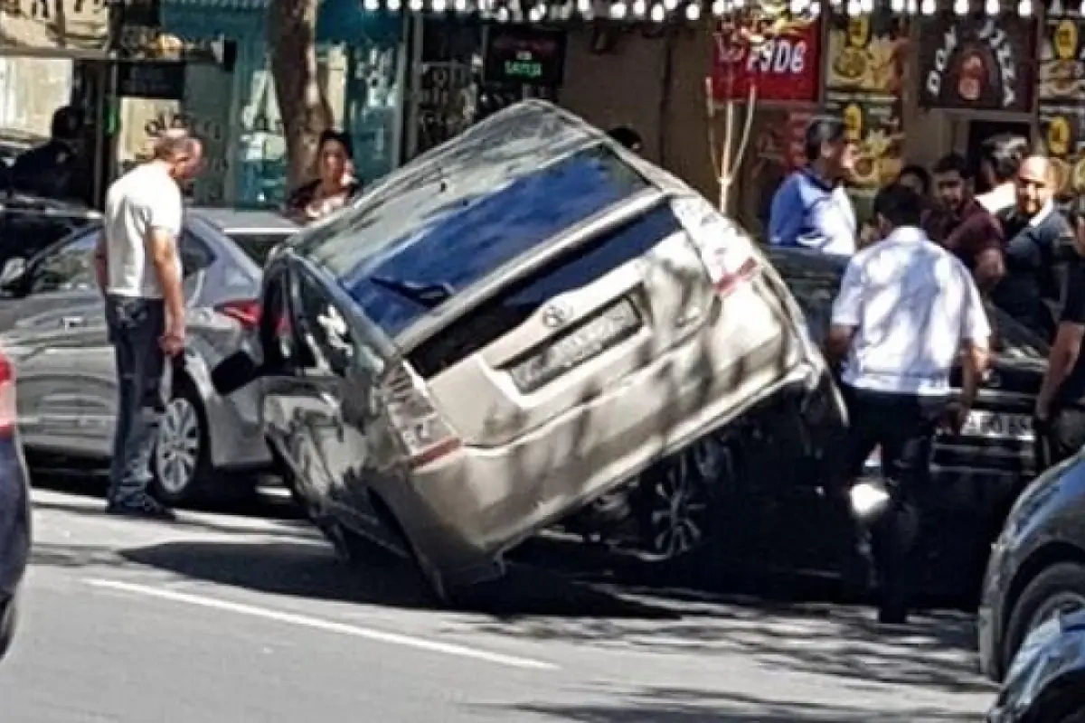 Bakıda ağır qəza: Qadını vurdu, sonra “Prius”a çırpıldı