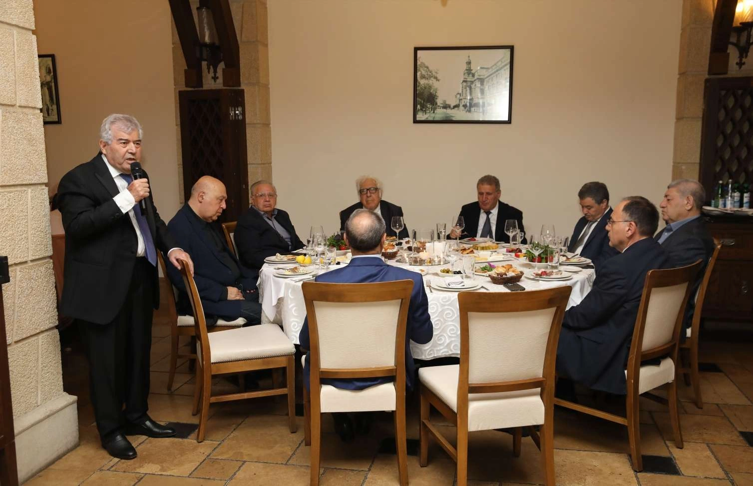 Göydən asılan Anar, səmadan enən Behrudi, özünə sağlıq deyən akademiklər…