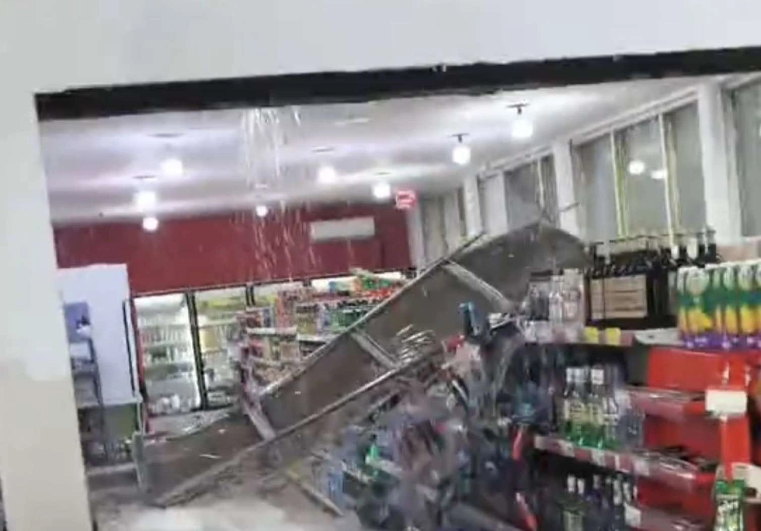 Sumqayıtda "Al market"in tavanı çökdü -
