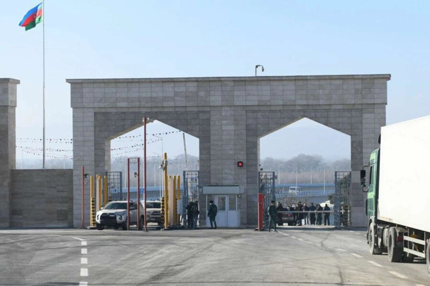 Quru sərhədlər bağlıdırsa, 250 min insan ölkəmizə