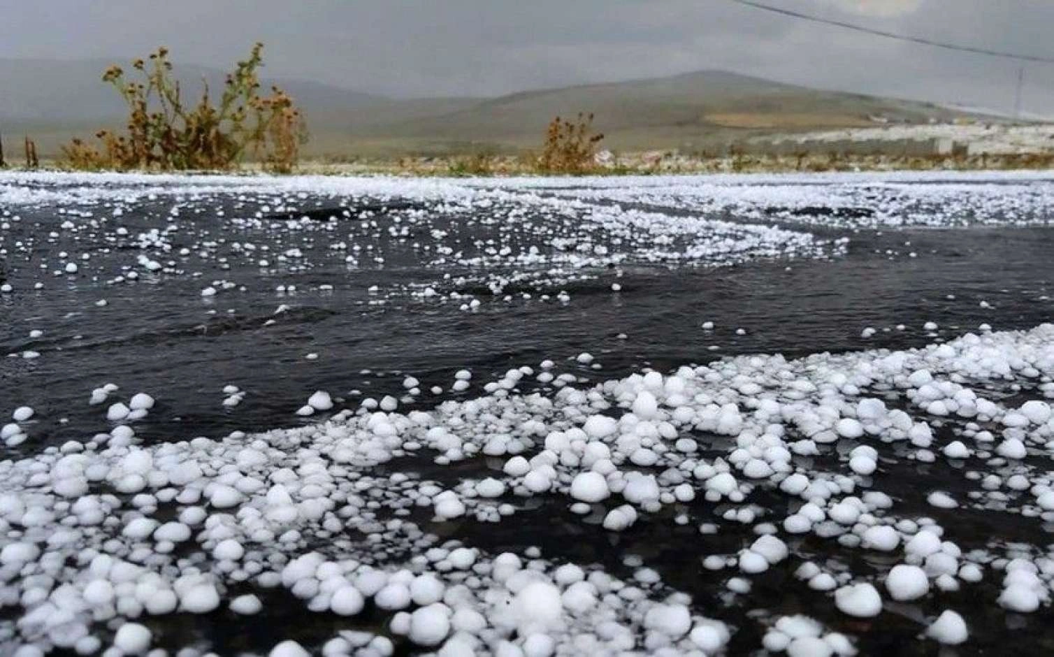 Kəlbəcərə dolu düşdü