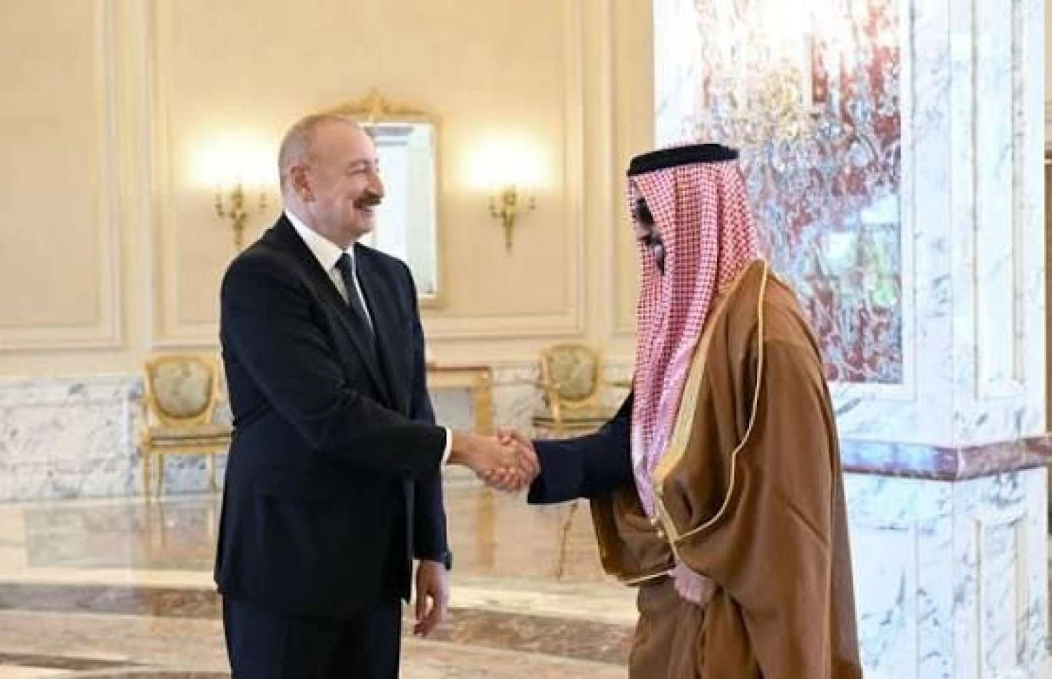 İlham Əliyev Nəhyanla görüşdü, sənədlər imzalandı