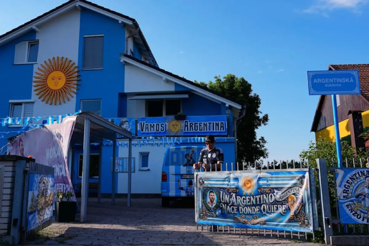 Maradona heykəli, Messi rəsmləri, mini stadion... Bu ev hamını heyrətləndirir – FOTOLAR