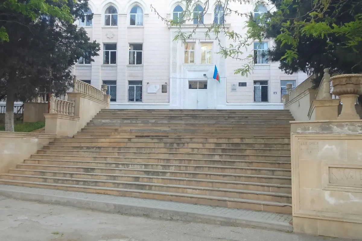 Bakıda şagird məktəbin pəncərəsindən yıxıldı