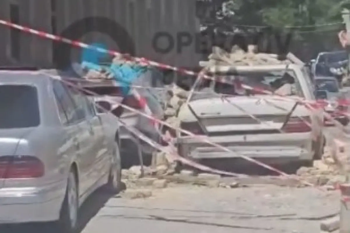 Bakıda binanın fasadı qopub maşınların üstünə düşdü - VİDEO