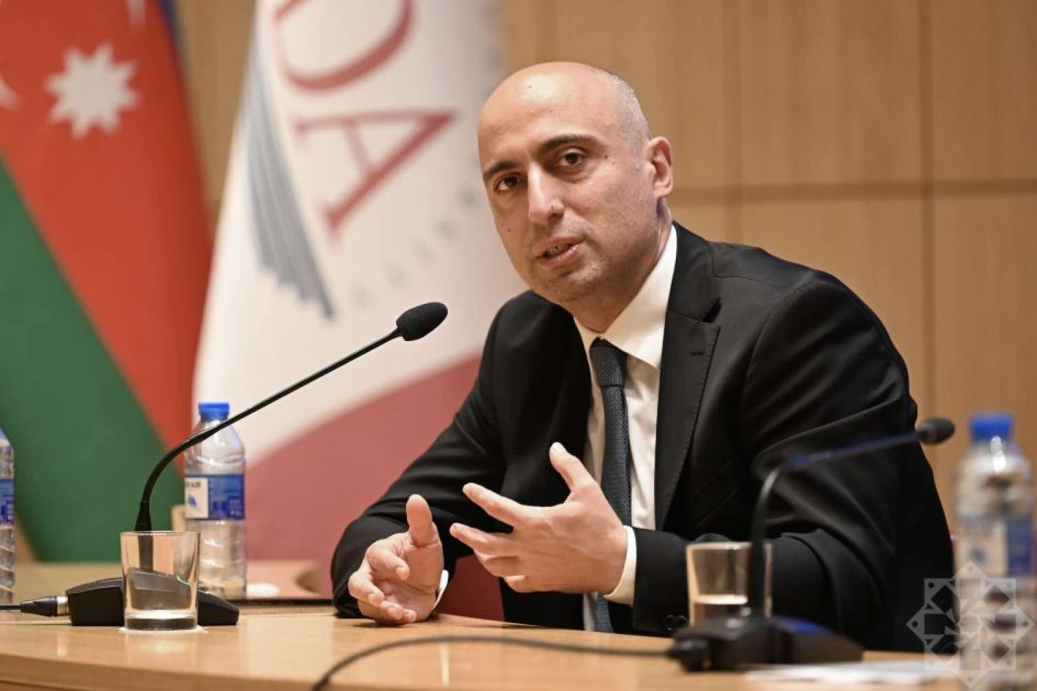 Nazirin dağıtdığı vitrinlər -