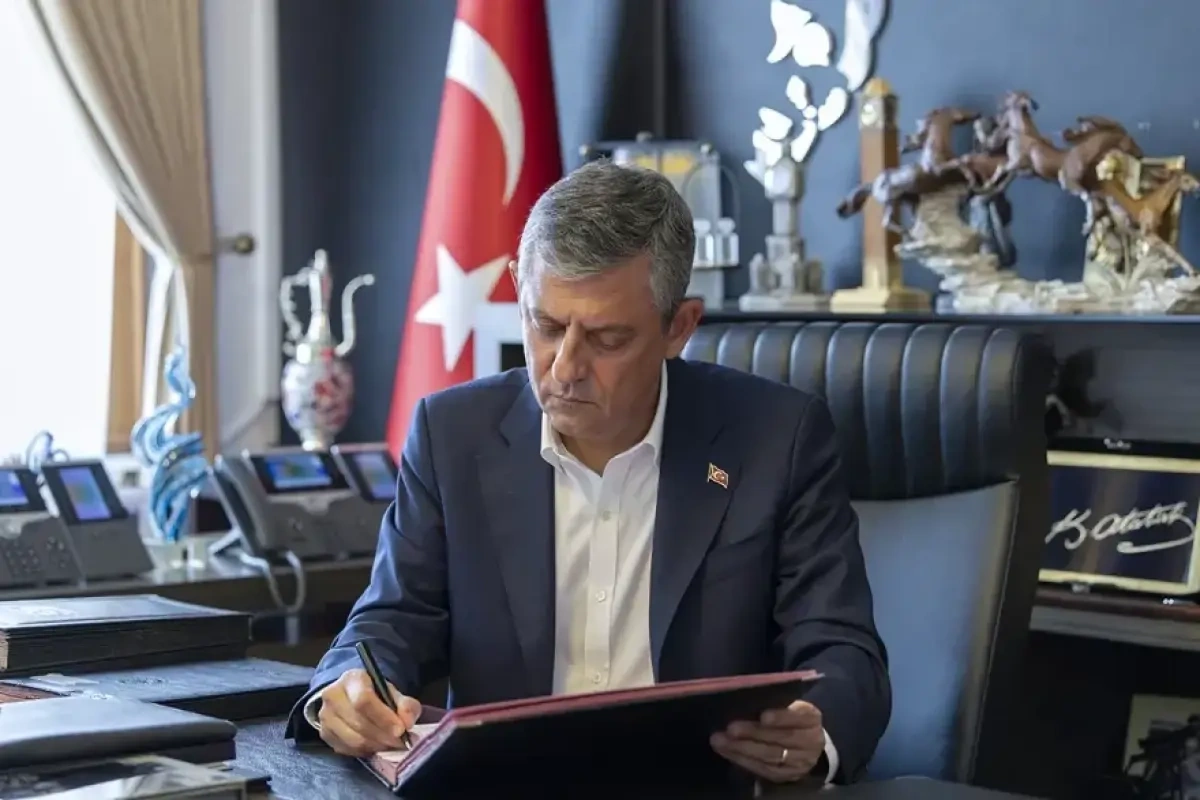 Özgür Özel  və 91 deputat CHP-dən istefa verdi
