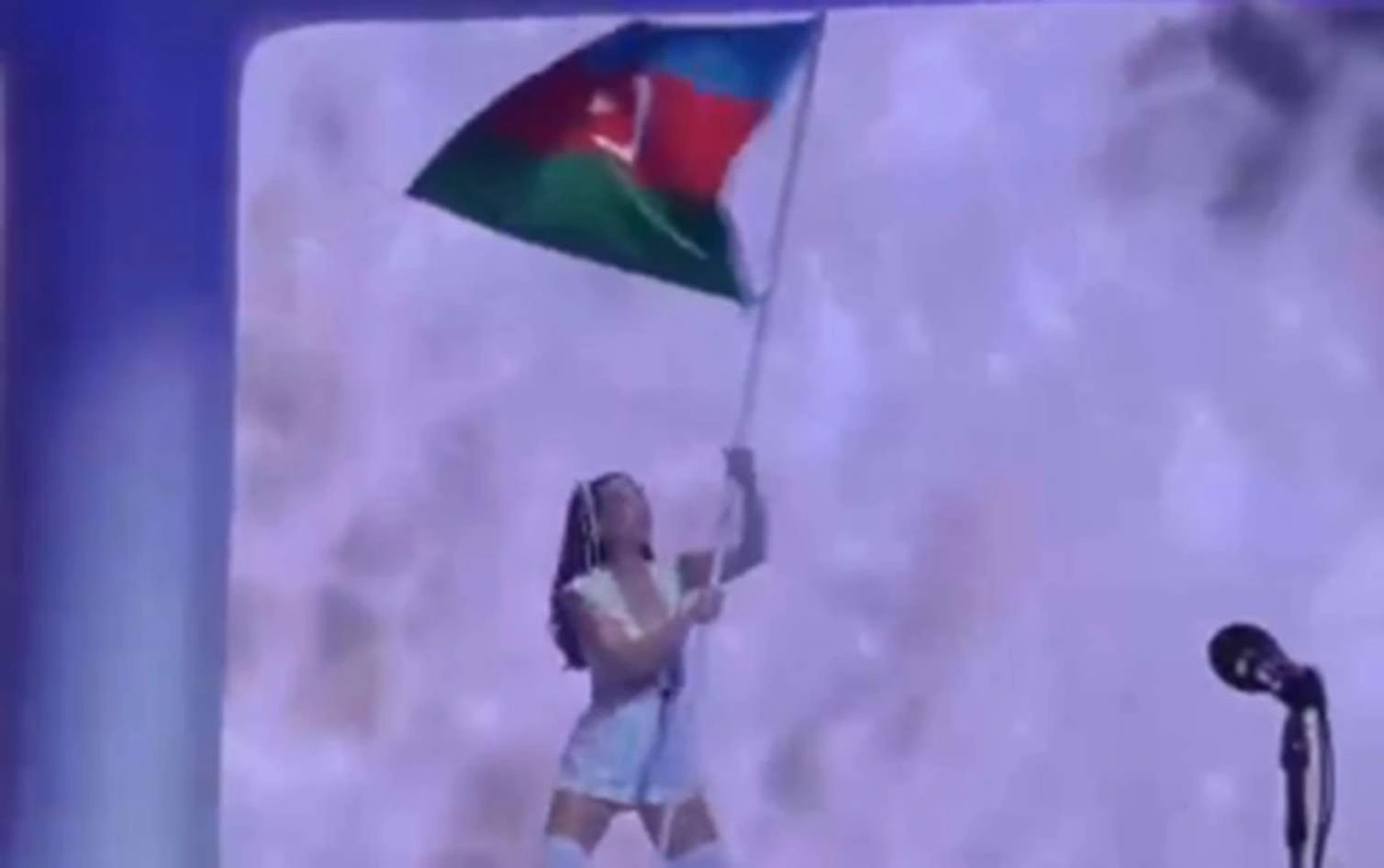 Keti Perri səhnəyə Azərbaycan bayrağı ilə çıxdı