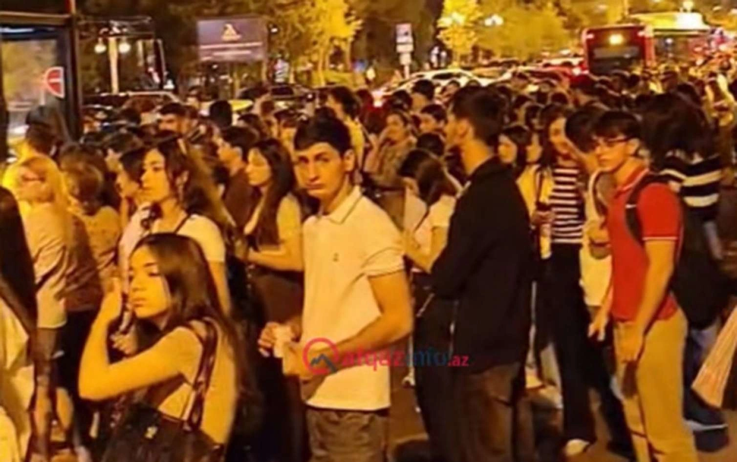 “Elmlər”də izdiham: Avtobuslar gecikdi, sıxlıq yarandı-