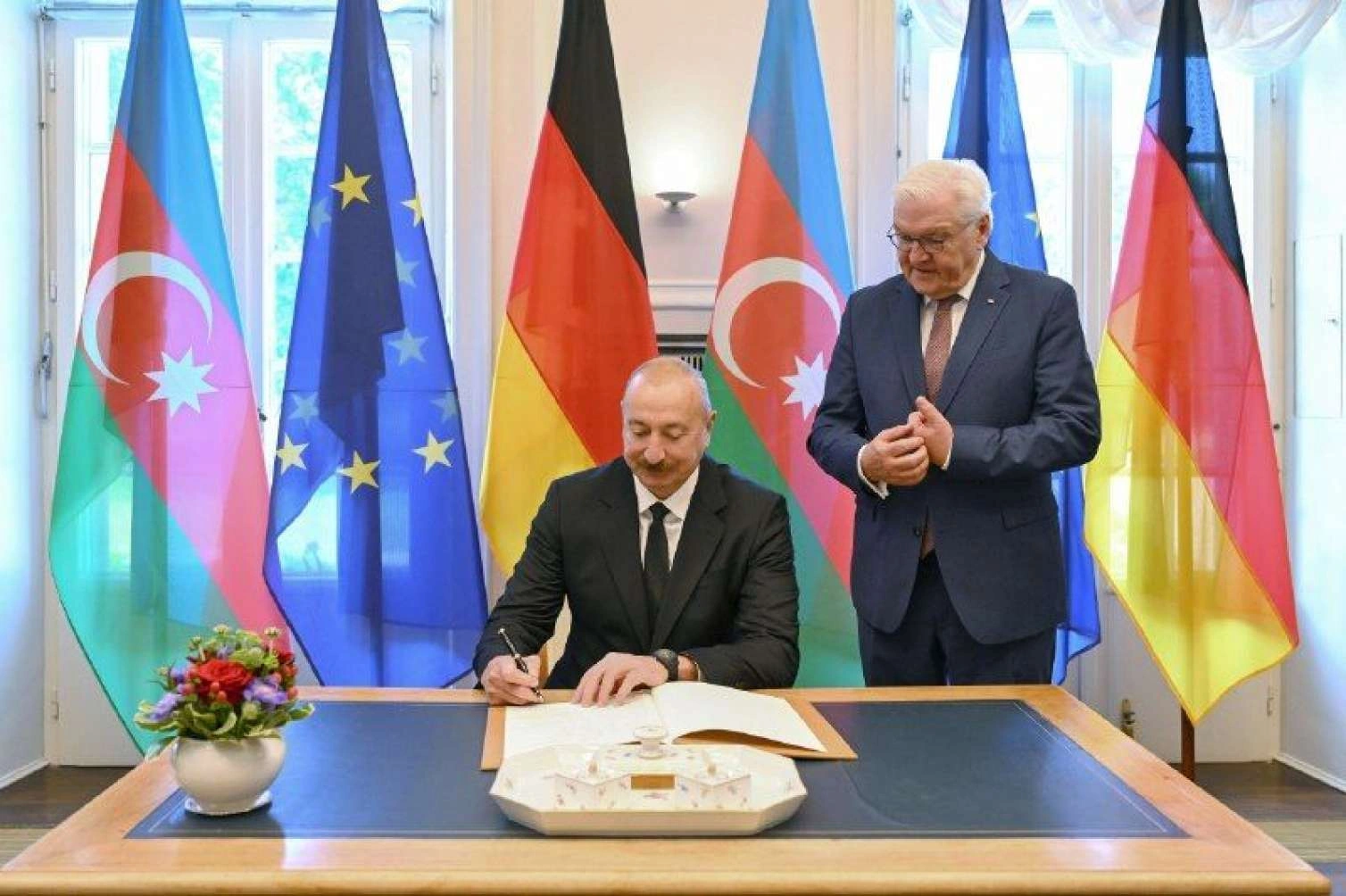 İlham Əliyev Almaniya səfəridə xatirə kitabına ürək sözlərini yazdı - FOTO