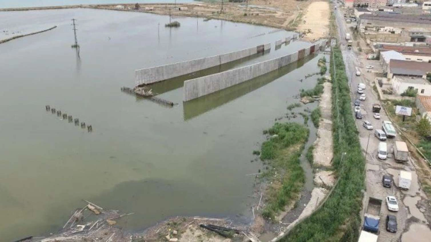 Azərbaycanda milyonluq yol layihəsi su altında qaldı -