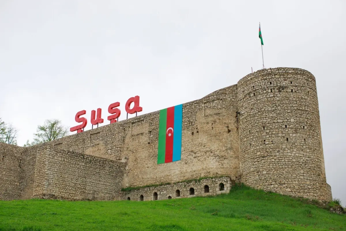 Moldova səfirinin oğlu Şuşada "Şən Azərbaycan" mahnısını ifa etdi